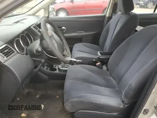 2008 Nissan Versa S z VIN 3N1BC11E78L352025, wystawiony jako Copart lot #55685495 z przebiegiem 143 451 mil mil oraz Szkoda całkowita • Salvage title. Historia ofert i sprzedaży dostępna na DreamBid. Obrazek 7.