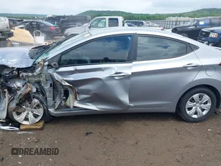 2016 Hyundai Elantra SE z VIN 5NPDH4AE1GH715927, wystawiony jako IAAI lot #42302693 z przebiegiem 143 065 mil mil oraz . Historia ofert i sprzedaży dostępna na DreamBid. Obrazek 14.