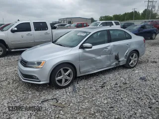2015 Volkswagen Jetta SE z VIN 3VWD07AJ0FM252092, wystawiony jako Copart lot #56682945 z przebiegiem 104 325 mil mil oraz Czysty tytuł • Clean title. Historia ofert i sprzedaży dostępna na DreamBid. Obrazek 1.