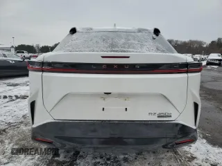 2024 Lexus RZ 450e Premium z VIN JTJAAAABXRA025712, wystawiony jako Copart lot #86183394 z przebiegiem 3 799 mil mil oraz Szkoda całkowita • Salvage title. Historia ofert i sprzedaży dostępna na DreamBid. Obrazek 6.