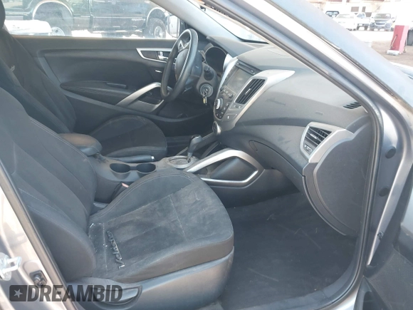 2014 Hyundai Veloster RE:FLEX z VIN KMHTC6AD2EU197984, wystawiony jako IAAI lot #41721931 z przebiegiem 107 252 mil mil oraz . Historia ofert i sprzedaży dostępna na DreamBid. Obrazek 5.