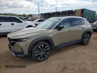2023 Mazda CX-50 Premium z VIN 7MMVABDYXPN103342, wystawiony jako Copart lot #56426525 z przebiegiem 37 143 mil mil oraz Szkody całkowita. Historia ofert i sprzedaży dostępna na DreamBid. Obrazek 1.