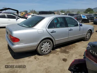 1999 Mercedes-Benz E 320 z VIN WDBJF65HXXA742364, wystawiony jako Copart lot #54201205 z przebiegiem 152 885 mil mil oraz Czysty tytuł • Clean title. Historia ofert i sprzedaży dostępna na DreamBid. Obrazek 3.