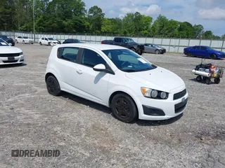 2014 Chevrolet Sonic LS z VIN 1G1JA6SH1E4140297, wystawiony jako IAAI lot #42476797 z przebiegiem 94 546 mil mil oraz . Historia ofert i sprzedaży dostępna na DreamBid. Obrazek 1.