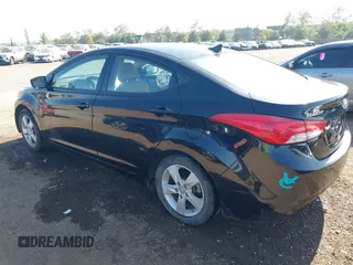 2013 Hyundai Elantra GLS z VIN KMHDH4AEXDU933572, wystawiony jako IAAI lot #42394567 z przebiegiem Nie podano mil oraz . Historia ofert i sprzedaży dostępna na DreamBid. Obrazek 3.