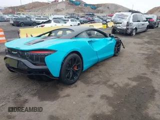 2023 McLaren Artura z VIN SBM16AEA2PW001787, wystawiony jako IAAI lot #41842771 z przebiegiem 2352 mil mil oraz . Historia ofert i sprzedaży dostępna na DreamBid. Obrazek 4.