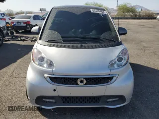 2014 Smart fortwo Passion z VIN WMEEJ9AA4EK787658, wystawiony jako Copart lot #63438465 z przebiegiem Nie podano mil oraz Czysty tytuł • Clean title. Historia ofert i sprzedaży dostępna na DreamBid. Obrazek 5.