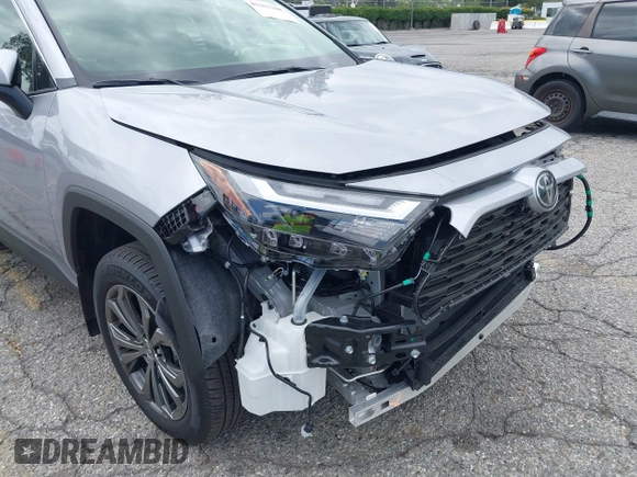 2025 Toyota RAV4 Hybrid XLE Premium z VIN JTMB6RFV5SD157761, wystawiony jako IAAI lot #42261188 z przebiegiem 3 586 mil mil oraz . Historia ofert i sprzedaży dostępna na DreamBid. Obrazek 18.