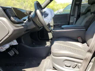 2022 Rivian R1S Launch Edition z VIN 7PDSGABLXNN002875, wystawiony jako Copart lot #55218465 z przebiegiem 25 988 mil mil oraz Szkody całkowita. Historia ofert i sprzedaży dostępna na DreamBid. Obrazek 7.
