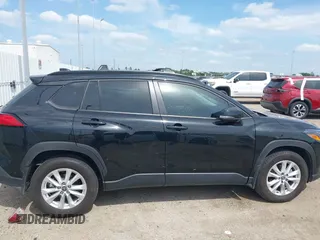 2024 Toyota Corolla Cross LE z VIN 7MUCAAAG8RV083172, wystawiony jako IAAI lot #42049180 z przebiegiem 26 642 mil mil oraz . Historia ofert i sprzedaży dostępna na DreamBid. Obrazek 13.