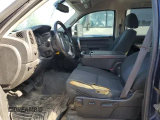 2012 Chevrolet Silverado 3500HD SRW LT z VIN 1GC4K0C82CF172335, wystawiony jako Copart lot #55826035 z przebiegiem Nie podano mil oraz Szkody całkowita. Historia ofert i sprzedaży dostępna na DreamBid. Obrazek 7.