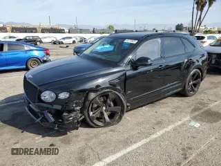 2022 Bentley Bentayga V8 z VIN SJAAM2ZV1NC013706, wystawiony jako Copart lot #45770805 z przebiegiem 57 081 mil mil oraz Szkody całkowita. Historia ofert i sprzedaży dostępna na DreamBid. Obrazek 1.