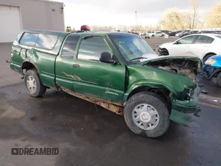 1997 GMC Sonoma SLS with VIN 1GTDT19X0V8502966, listed as a IAAI auction lot 41331331 with 308,584 mi miles. Bid and sale history available at carsss.com. Image 1.