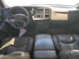 2005 GMC Sierra Denali z VIN 2GTEK63N951344416, wystawiony jako Copart lot #45877865 z przebiegiem 150 707 mil mil oraz Nie do naprawy. Historia ofert i sprzedaży dostępna na DreamBid. Obrazek 8.