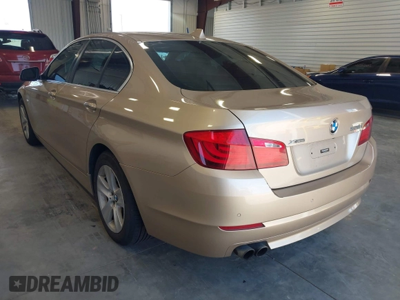 2013 BMW 5 Series 528i xDrive z VIN WBAXH5C59DDW13998, wystawiony jako IAAI lot #42239659 z przebiegiem 190 682 mil mil oraz . Historia ofert i sprzedaży dostępna na DreamBid. Obrazek 3.
