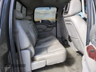 2011 GMC Sierra 2500HD SLT z VIN 1GT121E86BF126737, wystawiony jako Copart lot #48694115 z przebiegiem 223 128 mil mil oraz Szkoda całkowita • Salvage title. Historia ofert i sprzedaży dostępna na DreamBid. Obrazek 10.