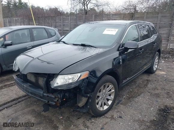 2018 Lincoln MKT with VIN 2LMHJ5NKXJBL01592, listed as a IAAI auction lot 41829273 with 323,274 mi miles. Bid and sale history available at carsss.com. Image 2.