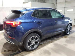 2022 Buick Encore GX Essence z VIN KL4MMFSL6NB106457, wystawiony jako Copart lot #57597985 z przebiegiem 48 601 mil mil oraz Szkoda całkowita • Salvage title. Historia ofert i sprzedaży dostępna na DreamBid. Obrazek 3.