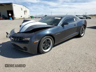 2013 Chevrolet Camaro LS z VIN 2G1FA1E37D9166438, wystawiony jako Copart lot #54959315 z przebiegiem 140 248 mil mil oraz Szkoda całkowita • Salvage title. Historia ofert i sprzedaży dostępna na DreamBid. Obrazek 1.