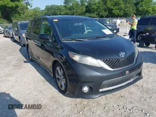 2013 Toyota Sienna SE z VIN 5TDXK3DC0DS357678, wystawiony jako IAAI lot #42659483 z przebiegiem 150 566 mil mil oraz . Historia ofert i sprzedaży dostępna na DreamBid. Obrazek 1.