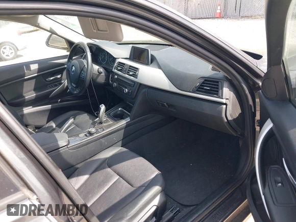 2013 BMW 3 Series 320i xDrive z VIN WBA3C3C5XDF979586, wystawiony jako IAAI lot #42186955 z przebiegiem 153 997 mil mil oraz . Historia ofert i sprzedaży dostępna na DreamBid. Obrazek 5.