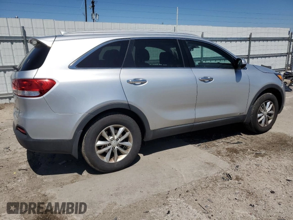 2017 Kia Sorento LX z VIN 5XYPGDA3XHG236574, wystawiony jako Copart lot #56359835 z przebiegiem 105 297 mil mil oraz Szkoda całkowita • Salvage title. Historia ofert i sprzedaży dostępna na DreamBid. Obrazek 3.