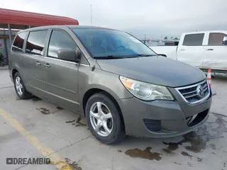 2010 Volkswagen Routan SE with VIN 2V4RW3D1XAR407847, listed as a IAAI auction lot 42020588 with 233,095 mi miles. Bid and sale history available at carsss.com. Image 1.