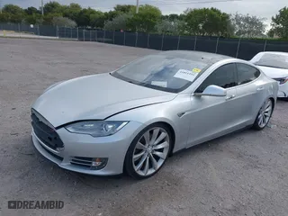 2013 Tesla Model S Performance with VIN 5YJSA1CP2DFP06270, listed as a IAAI auction lot 41811492 with 132618 miles. Bid and sale history available at carsss.com. Image 17.