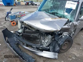 2005 Scion xB z VIN JTLKT324654007931, wystawiony jako IAAI lot #41798184 z przebiegiem 163 769 mil mil oraz . Historia ofert i sprzedaży dostępna na DreamBid. Obrazek 6.