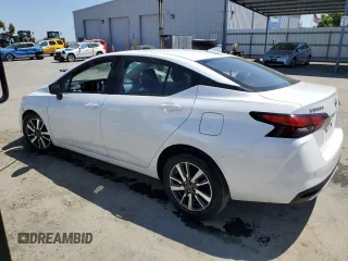 2025 Nissan Versa SV z VIN 3N1CN8EV1SL817021, wystawiony jako Copart lot #58667985 z przebiegiem 14 085 mil mil oraz Szkoda całkowita • Salvage title. Historia ofert i sprzedaży dostępna na DreamBid. Obrazek 2.