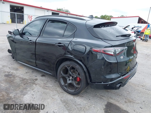 2024 Alfa Romeo Stelvio Veloce z VIN ZASPAKBN0R7D75947, wystawiony jako IAAI lot #42045255 z przebiegiem Nie podano mil oraz . Historia ofert i sprzedaży dostępna na DreamBid. Obrazek 3.