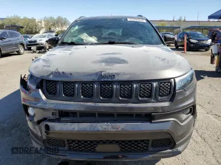 2023 Jeep Compass Altitude z VIN 3C4NJDBN7PT542177, wystawiony jako Copart lot #63284445 z przebiegiem 32 285 mil mil oraz Szkoda całkowita • Salvage title. Historia ofert i sprzedaży dostępna na DreamBid. Obrazek 5.