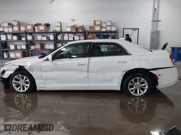 2015 Chrysler 300 Limited with VIN 2C3CCAAG1FH930942, listed as a IAAI auction lot 40791373 with 175,775 mi miles. Bid and sale history available at carsss.com. Image 14.