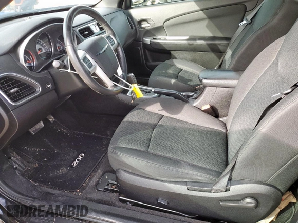 2011 Chrysler 200 Touring z VIN 1C3BC2EG6BN620492, wystawiony jako Copart lot #46485555 z przebiegiem 63 345 mil mil oraz Szkoda całkowita • Salvage title. Historia ofert i sprzedaży dostępna na DreamBid. Obrazek 7.