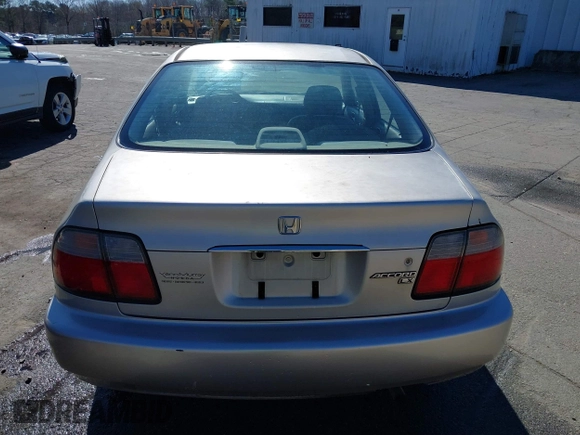 1997 Honda Accord LX z VIN 1HGCD5639VA006625, wystawiony jako IAAI lot #41847843 z przebiegiem 210 800 mil mil oraz . Historia ofert i sprzedaży dostępna na DreamBid. Obrazek 16.