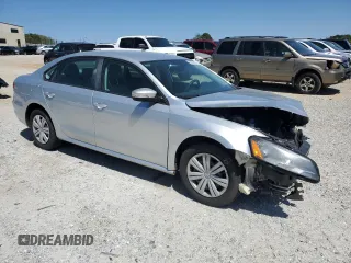 2014 Volkswagen Passat S z VIN 1VWAS7A37EC027201, wystawiony jako Copart lot #53064565 z przebiegiem 105 824 mil mil oraz Szkody całkowita. Historia ofert i sprzedaży dostępna na DreamBid. Obrazek 4.