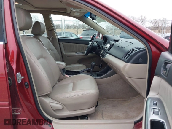 2003 Toyota Camry LE z VIN 4T1BF32K83U056252, wystawiony jako IAAI lot #41944815 z przebiegiem 324 105 mil mil oraz . Historia ofert i sprzedaży dostępna na DreamBid. Obrazek 5.