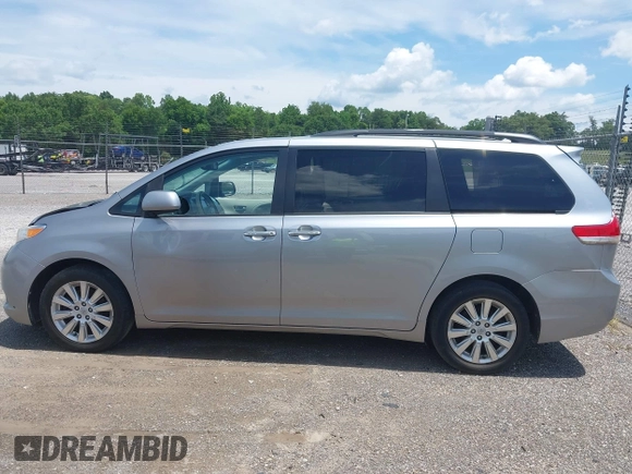 2012 Toyota Sienna XLE z VIN 5TDDK3DCXCS032053, wystawiony jako IAAI lot #42423082 z przebiegiem 338 112 mil mil oraz . Historia ofert i sprzedaży dostępna na DreamBid. Obrazek 14.
