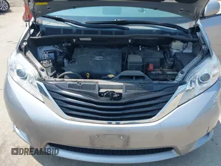 2012 Toyota Sienna LE AAS z VIN 5TDKK3DC0CS210995, wystawiony jako IAAI lot #42439317 z przebiegiem 183 029 mil mil oraz . Historia ofert i sprzedaży dostępna na DreamBid. Obrazek 10.