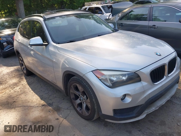 2015 BMW X1 sDrive28i z VIN WBAVM1C58FV318836, wystawiony jako IAAI lot #42185975 z przebiegiem 203 744 mil mil oraz . Historia ofert i sprzedaży dostępna na DreamBid. Obrazek 1.