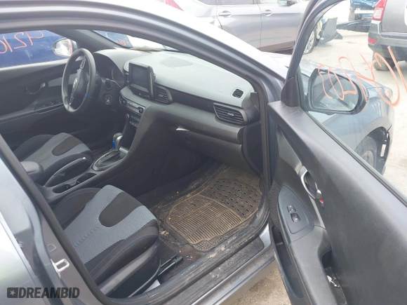 2019 Hyundai Veloster 2.0 with VIN KMHTG6AF0KU017161, listed as a IAAI auction lot 42104203 with 92,420 mi miles. Bid and sale history available at carsss.com. Image 5.