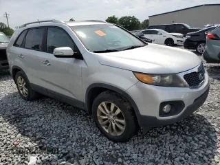 2011 Kia Sorento EX z VIN 5XYKU4A22BG043319, wystawiony jako Copart lot #55879115 z przebiegiem Nie podano mil oraz Czysty tytuł • Clean title. Historia ofert i sprzedaży dostępna na DreamBid. Obrazek 4.
