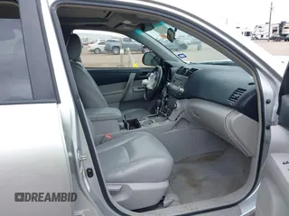 2010 Toyota Highlander SE z VIN 5TDKK3EH5AS008323, wystawiony jako IAAI lot #42092292 z przebiegiem 180 102 mil mil oraz . Historia ofert i sprzedaży dostępna na DreamBid. Obrazek 5.