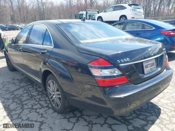 2009 Mercedes-Benz S-Class 5.5L V8 with VIN WDDNG86X39A281373, listed as a IAAI auction lot 42032509 with 197,221 mi miles. Bid and sale history available at carsss.com. Image 3.