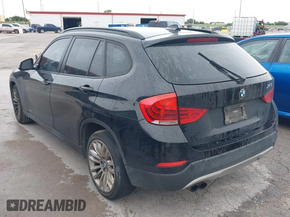 2014 BMW X1 sDrive28i z VIN WBAVM1C52EVW47658, wystawiony jako IAAI lot #42474553 z przebiegiem 137 861 mil mil oraz . Historia ofert i sprzedaży dostępna na DreamBid. Obrazek 3.
