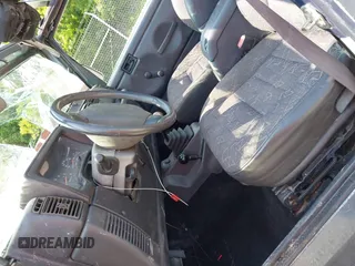 2001 Jeep Wrangler Sport z VIN 1J4FA49S11P322636, wystawiony jako IAAI lot #42409917 z przebiegiem 88 675 mil mil oraz . Historia ofert i sprzedaży dostępna na DreamBid. Obrazek 5.