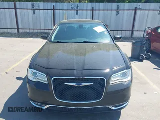 2016 Chrysler 300 Limited z VIN 2C3CCARG7GH314121, wystawiony jako IAAI lot #39842419 z przebiegiem 40 046 mil mil oraz . Historia ofert i sprzedaży dostępna na DreamBid. Obrazek 12.
