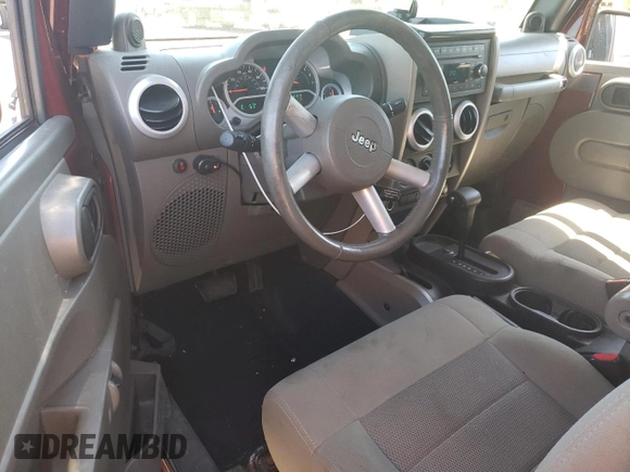 2008 Jeep Wrangler Sahara z VIN 1J4FA54198L505014, wystawiony jako Copart lot #55328045 z przebiegiem 128 049 mil mil oraz Szkoda całkowita • Salvage title. Historia ofert i sprzedaży dostępna na DreamBid. Obrazek 8.
