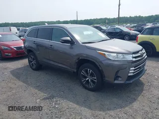 2018 Toyota Highlander LE z VIN 5TDBZRFH3JS841728, wystawiony jako IAAI lot #42424705 z przebiegiem 93 473 mil mil oraz . Historia ofert i sprzedaży dostępna na DreamBid. Obrazek 1.