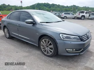2012 Volkswagen Passat S z VIN 1VWAP7A39CC074390, wystawiony jako IAAI lot #42147260 z przebiegiem 114 996 mil mil oraz . Historia ofert i sprzedaży dostępna na DreamBid. Obrazek 1.